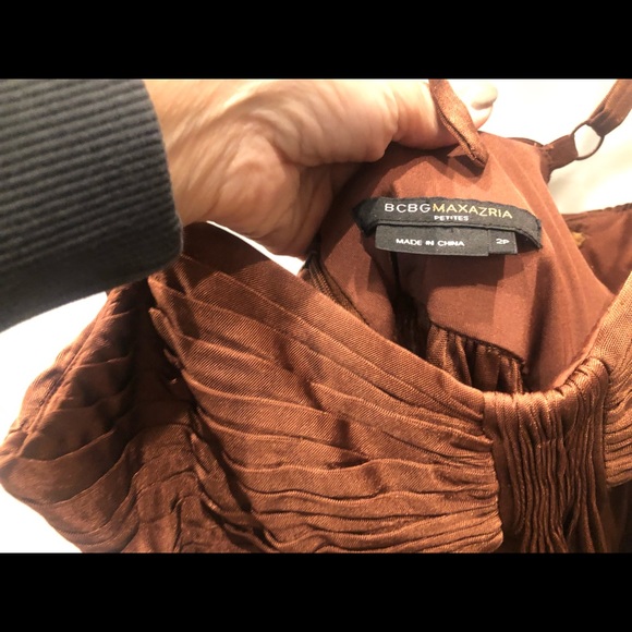 Sexy, brown, mini dress, comfortable, flowy, flatters the legs and chest. - Picture 5 of 5